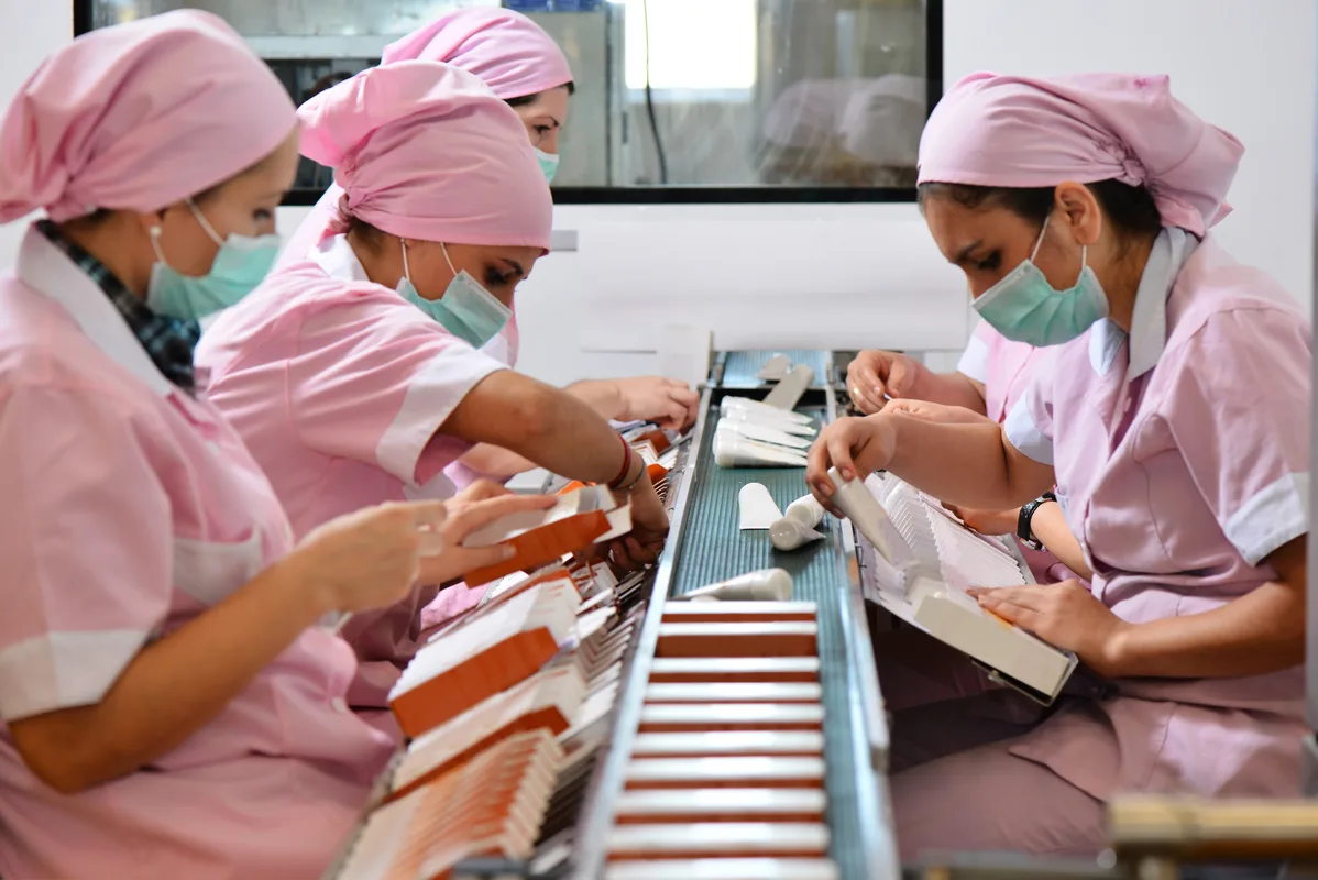 Equipe em linha de produção cosmética